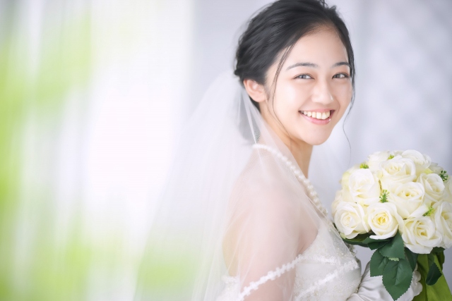 結婚式を迎える花嫁の笑顔