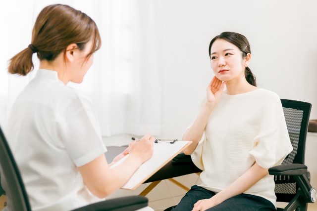 ホワイトニング前にお口の状態について相談するイメージ