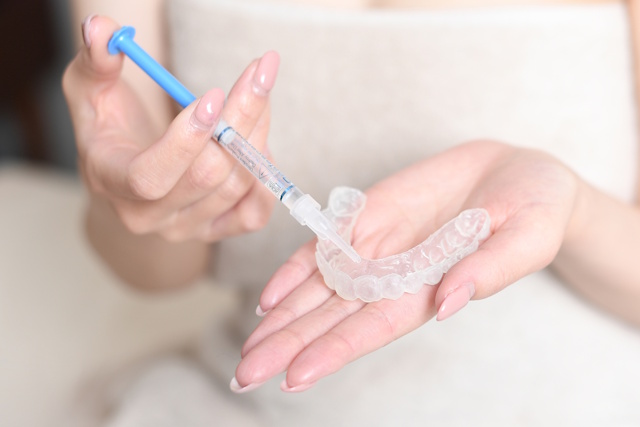 ホームホワイトニング用トレーと薬剤のイメージ
