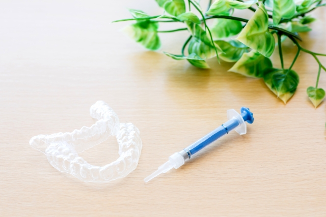ホームホワイトニング用マウスピースと薬剤のイメージ