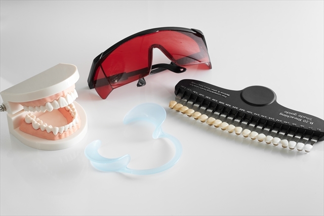 ホワイトニングで使用するシェードガイドや器具のイメージ