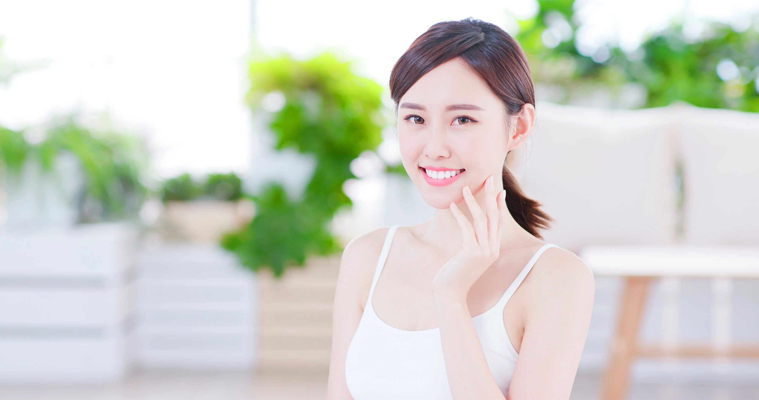 自然な白い歯の笑顔の女性